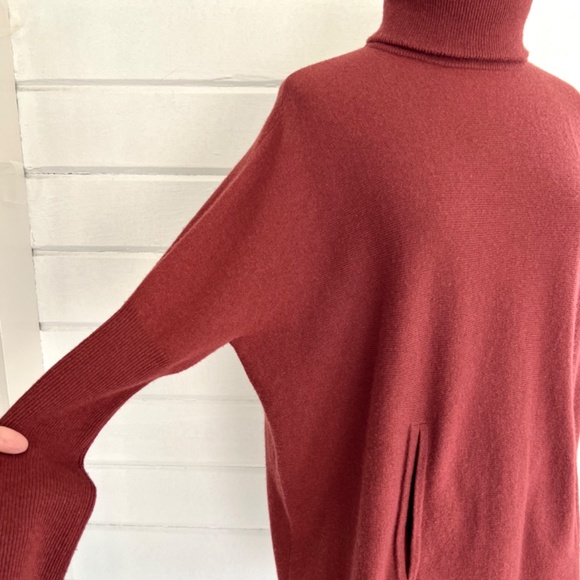 GARNET HILL Oversized Turtleneck Cashmere/Wool Blend Sweater in Goji Berry - S - Picture 3 of 12